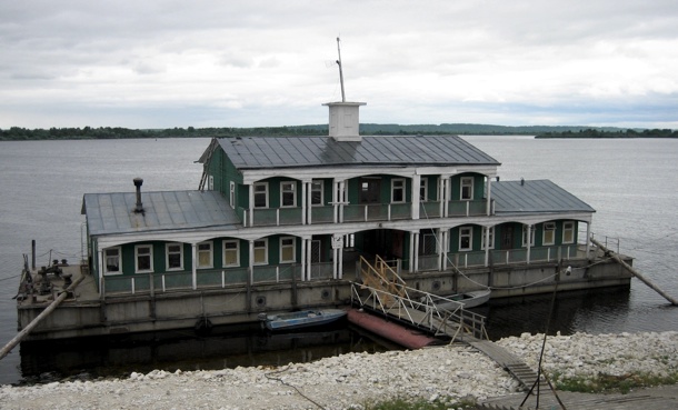 Хаусбот на реке