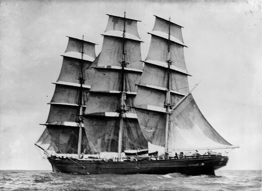 Клипер ";Катти Сарк"; под парусами