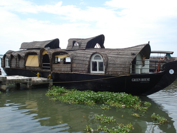 Хаусбот на озере